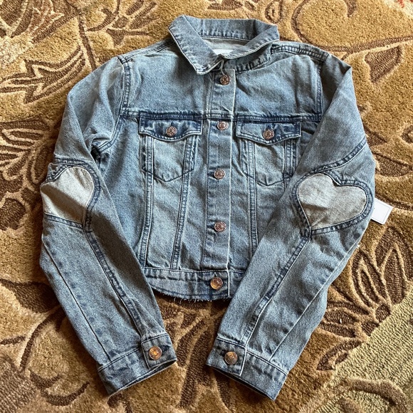 Juicy Couture Cropped Heart Patch Elbow Light Wash Denim Jacket in sz XS NWT - Picture 8 of 8